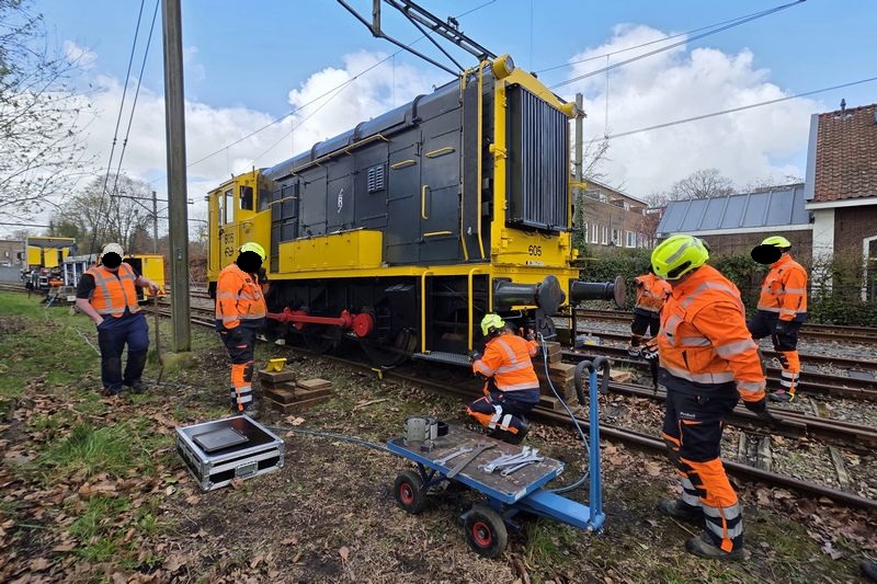 Museumlocomotief 605 van het Spoorwegmuseum herspoord door Incidentenbestrijders van ProRail